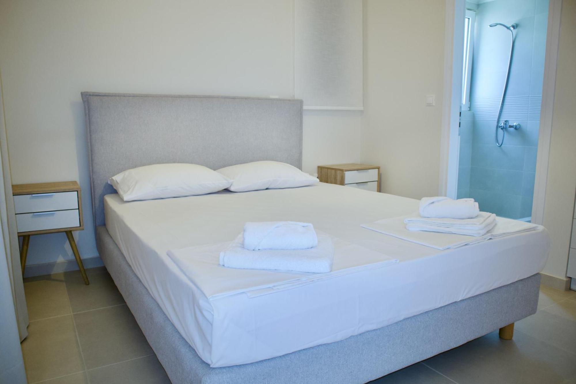 Resitour - Aphrodite Beachfront Pirgos Psilonerou Habitación foto