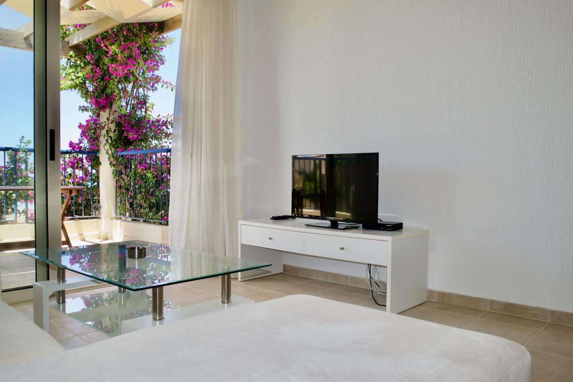 Resitour - Aphrodite Beachfront Pirgos Psilonerou Habitación foto