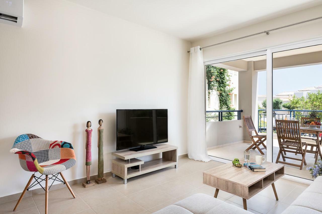 Resitour - Aphrodite Beachfront Pirgos Psilonerou Habitación foto